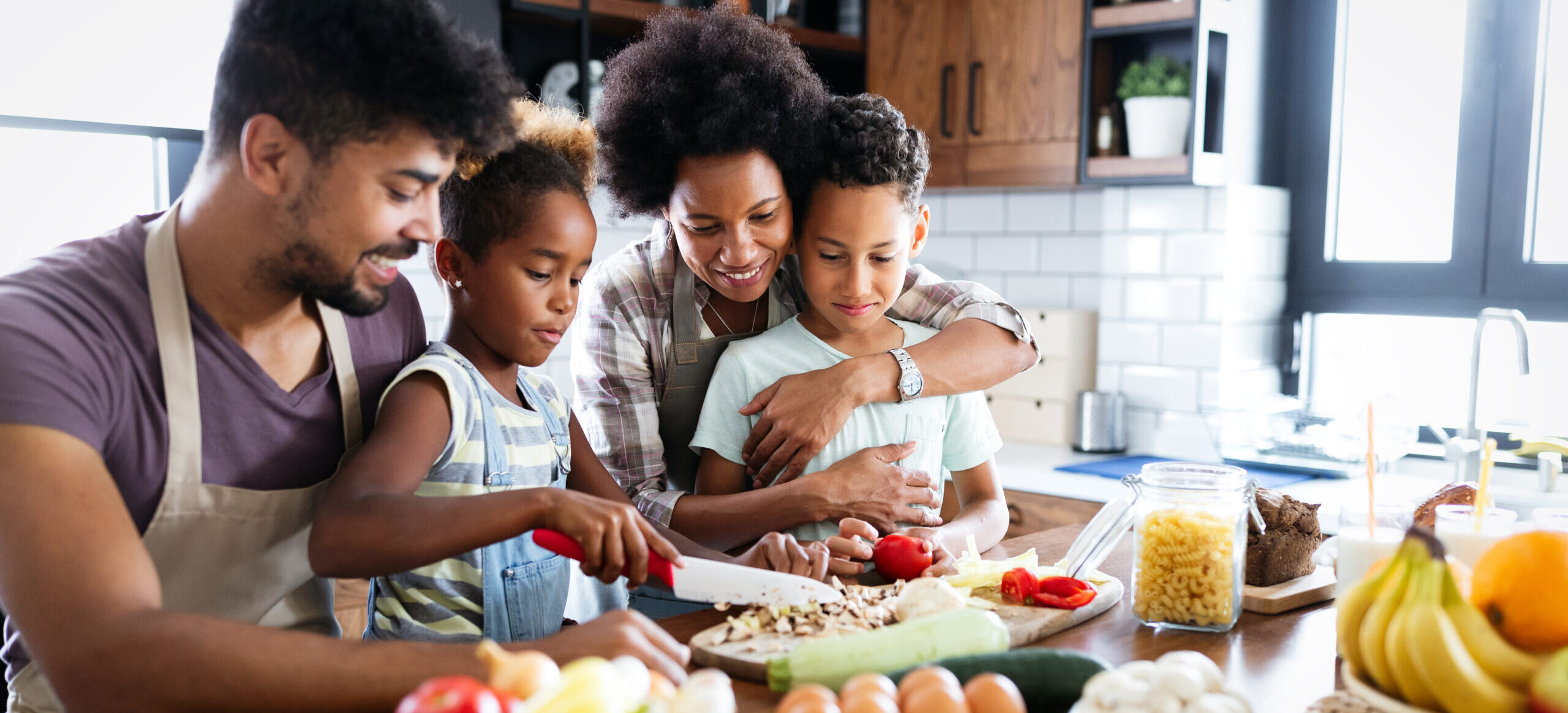 Who does cook in your family. Семья темнокожих за столом. Cooking Family meals. Ужин в негритянской семье фото. American Family.